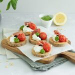 Blini’s met burratacrème, pesto en parmaham