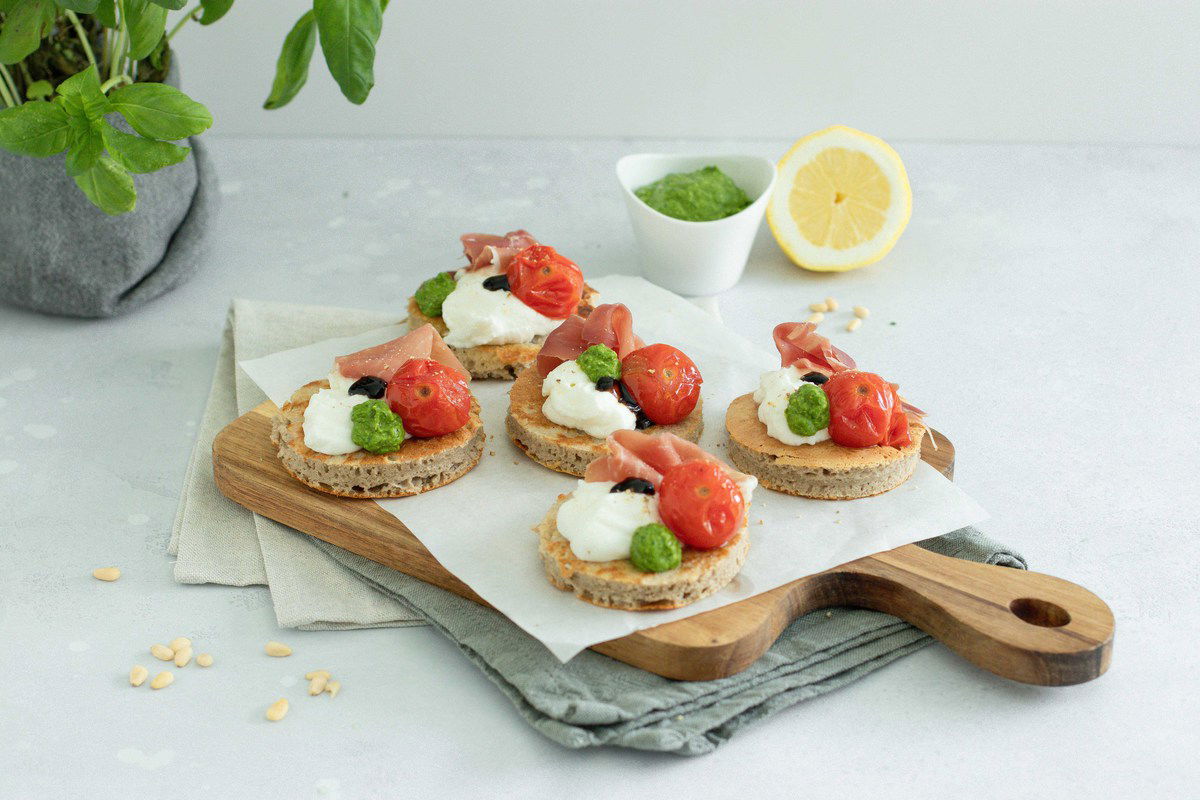 Blinis Met Burratacreme Pesto En Parmaham