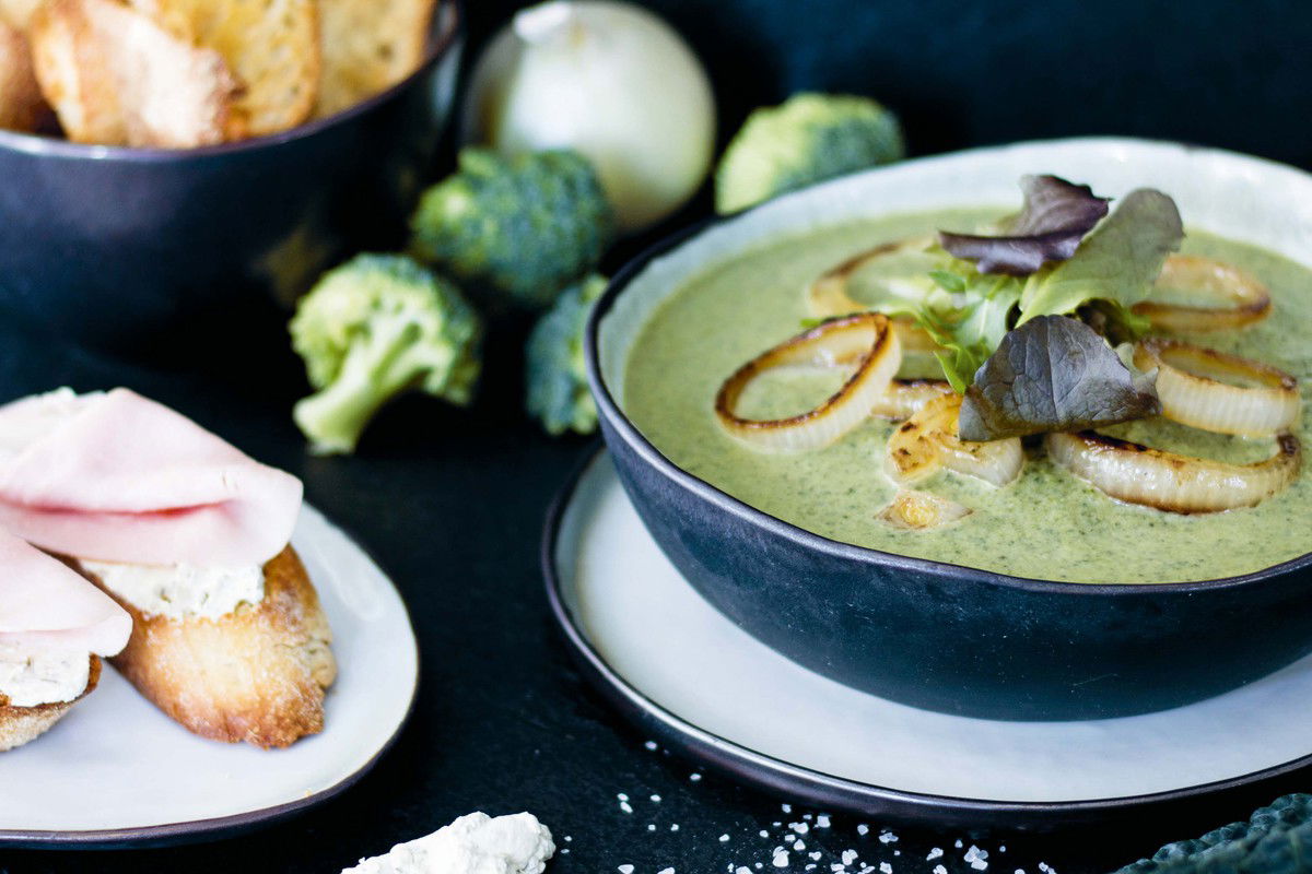 Boerenkool Broccolisoep Met Gekarameliseerde Zoete Ui