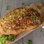 Borrelbrood met kazen, knoflook en peterselie