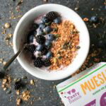 Bosvruchtenyoghurt met muesli