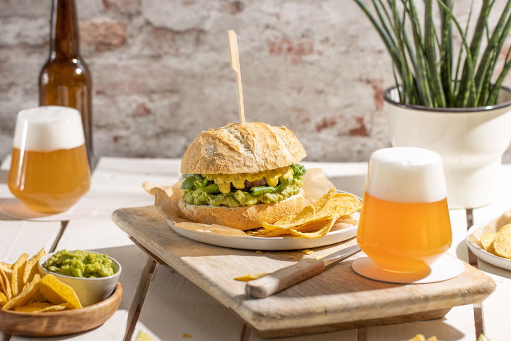 Broodje Hamburger Met Groene Salsa En Kerriemayonaise