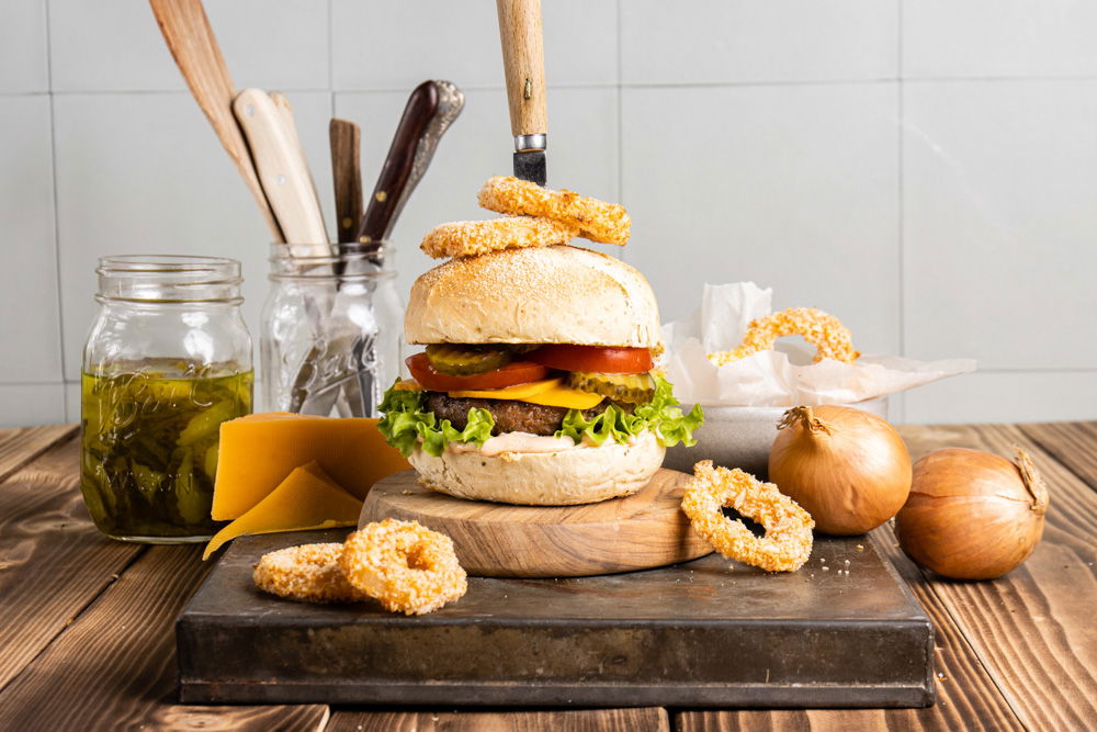Cheeseburger Met Uienringen En Burgersaus