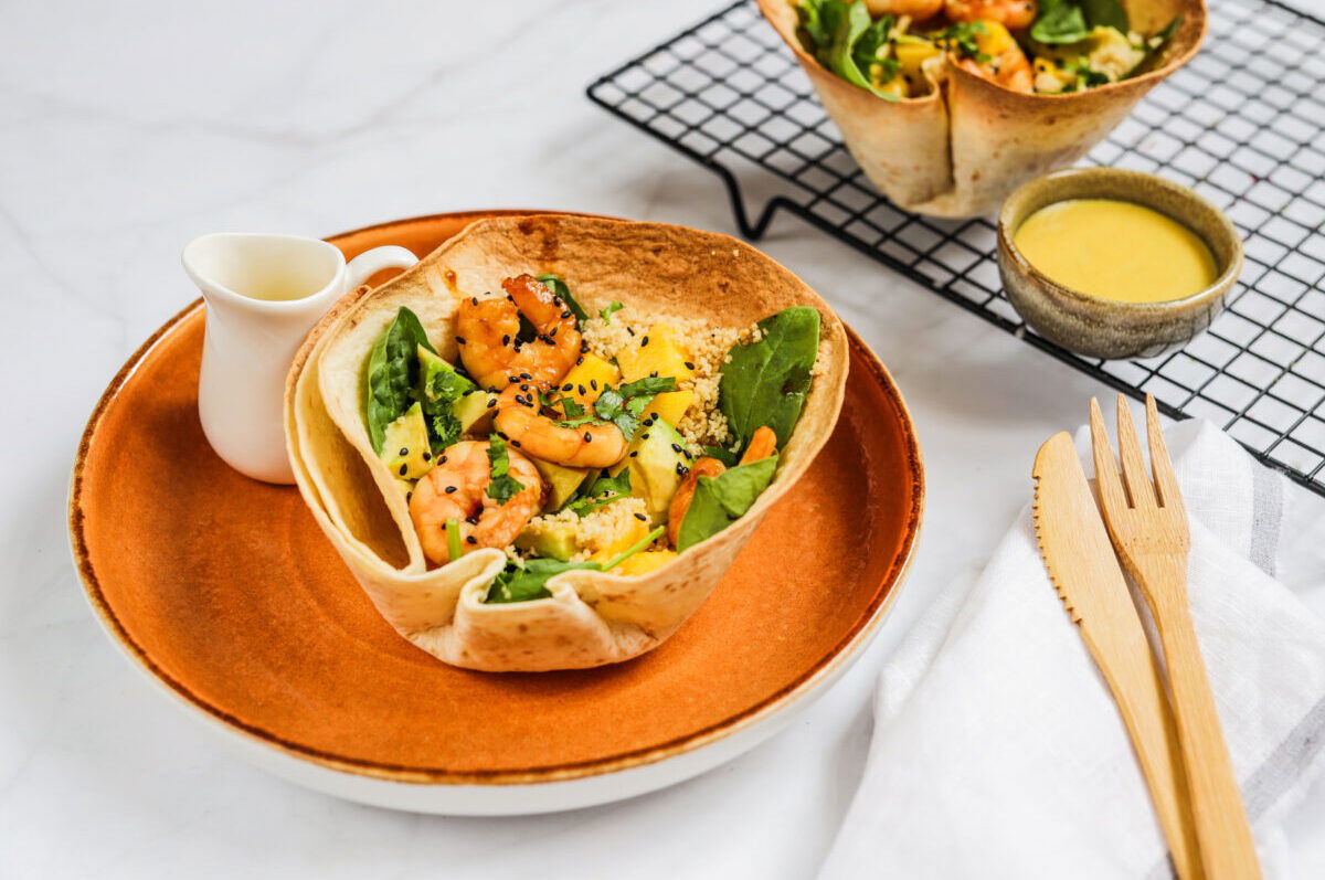 Couscoussalade Met Garnalen In Een Tortilla Bowl