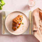 Croissant deluxe met amandelschaafsel en basilicum