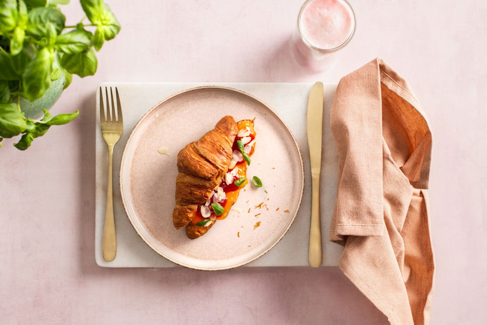 Croissant Deluxe Met Amandelschaafsel En Basilicum