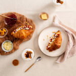 Croissant deluxe met witte chocoladevlokken en karamel fudge