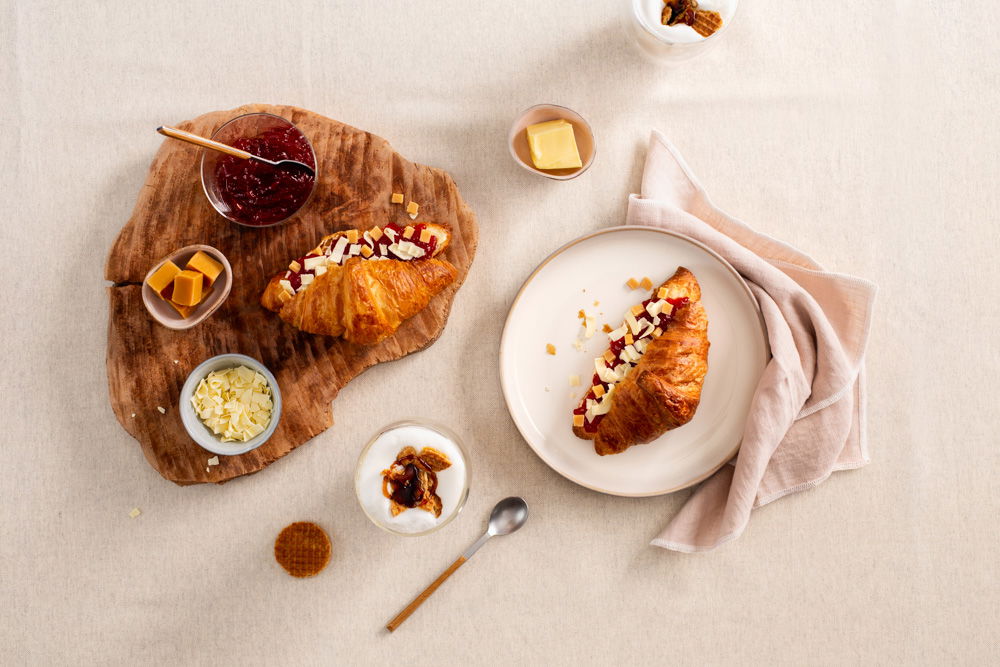 Croissant Deluxe Met Witte Chocoladevlokken En Karamel Fudge