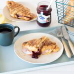 Croissant tosti met bosvruchtenjam
