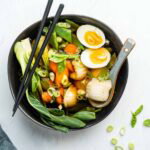 Dumpling soep met groenten en ei