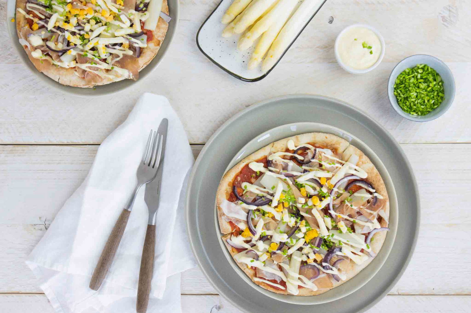 Familie Leichtmann Pizza Met Witte Asperges Op Libanees Platbrood