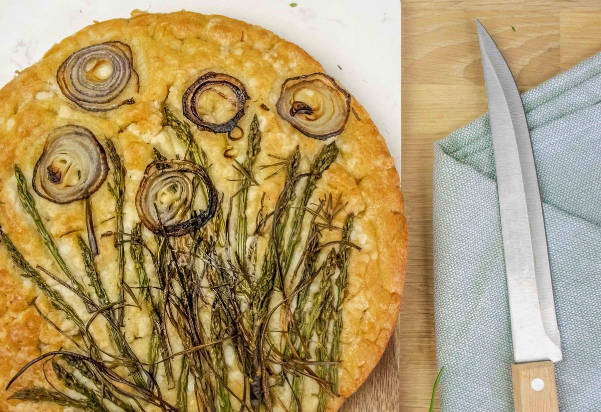 Focaccia Met Bieslook Uienringen En Asperges