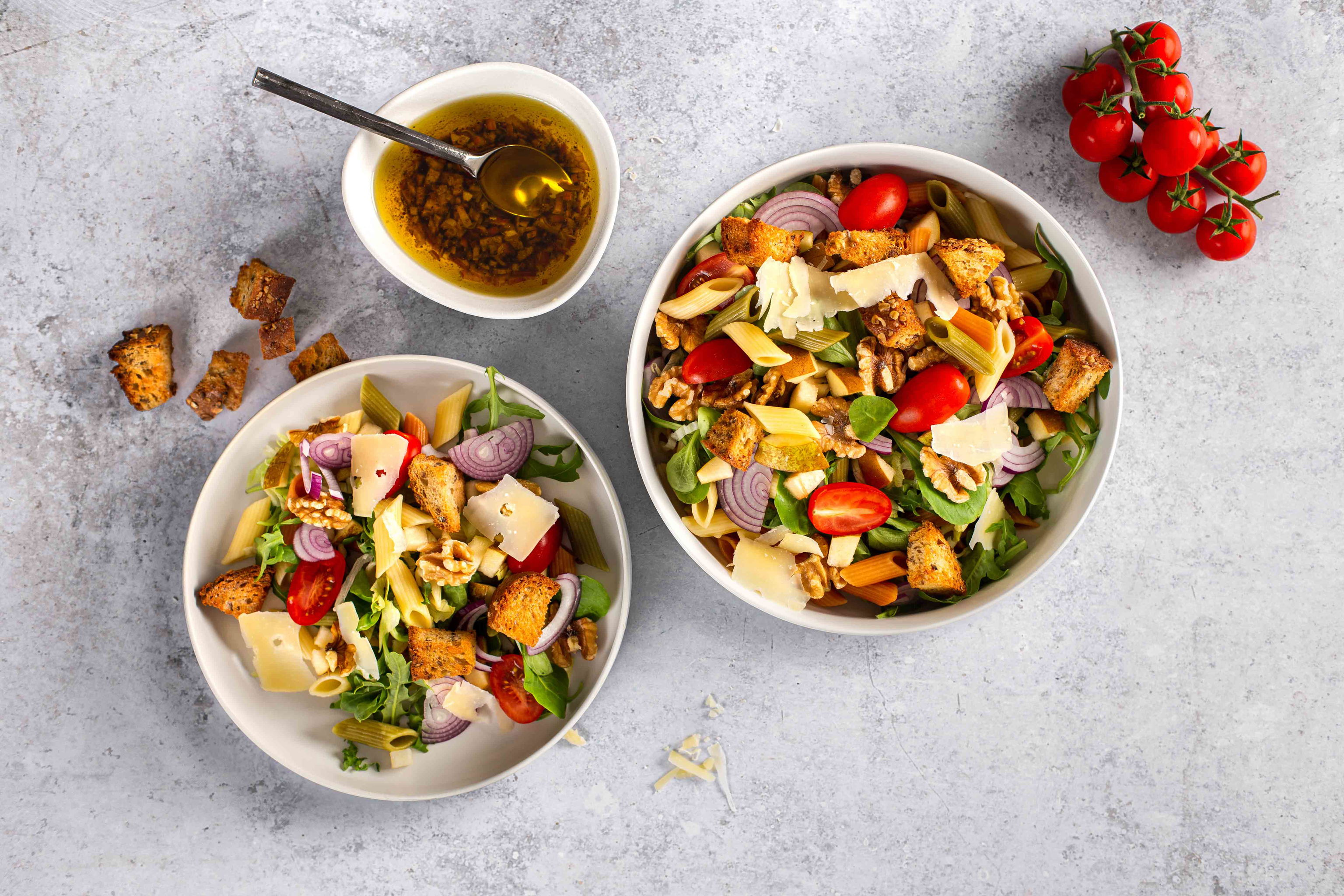 Frisse Italiaanse Pastasalade Met Peer Croutons En Een Huisgemaakte Vinaigrette