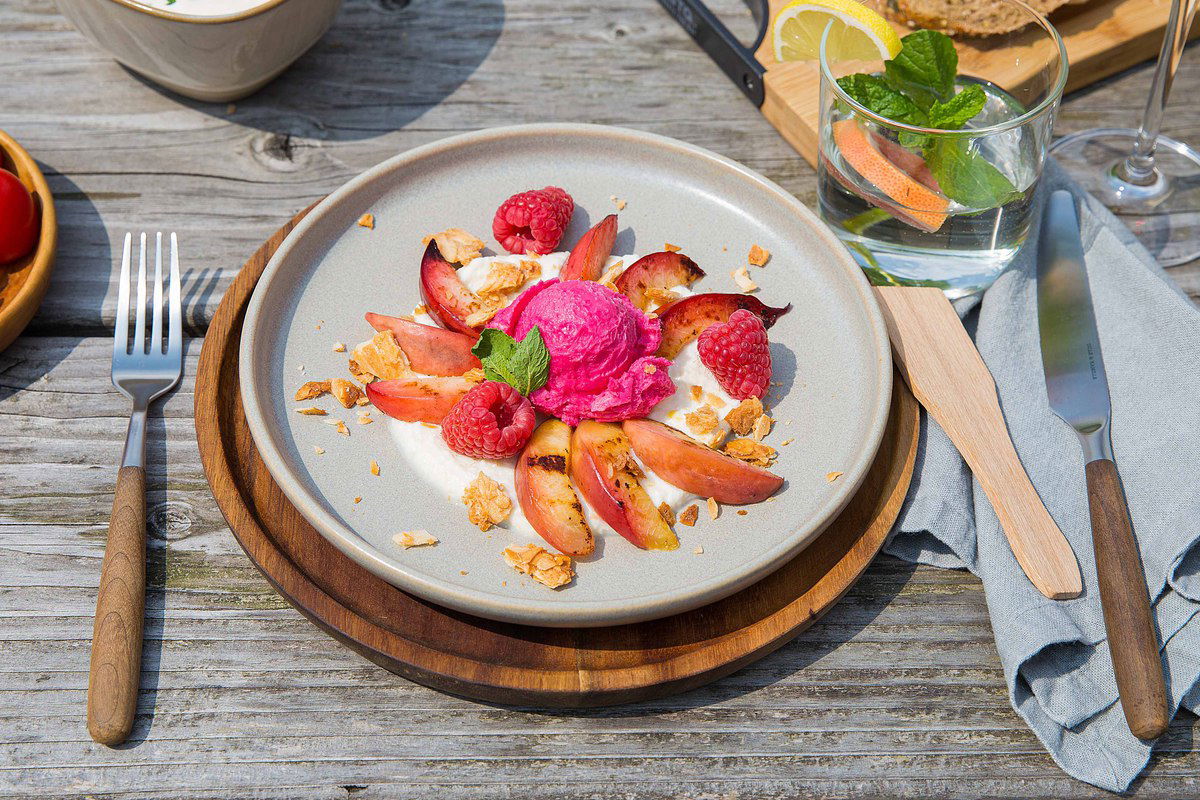 Gegrilde Nectarine Met Citroenricotta En Frambozenijs