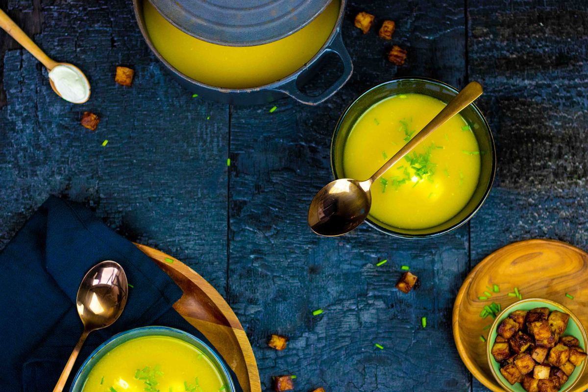 Gele Paprikasoep Met Knapperige Tofu Croutons