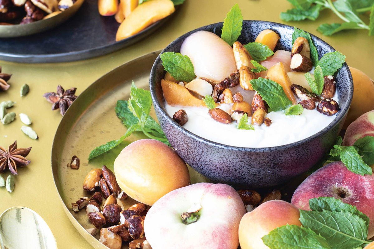 Gepocheerde Wilde Perziken Met Romige Yoghurt