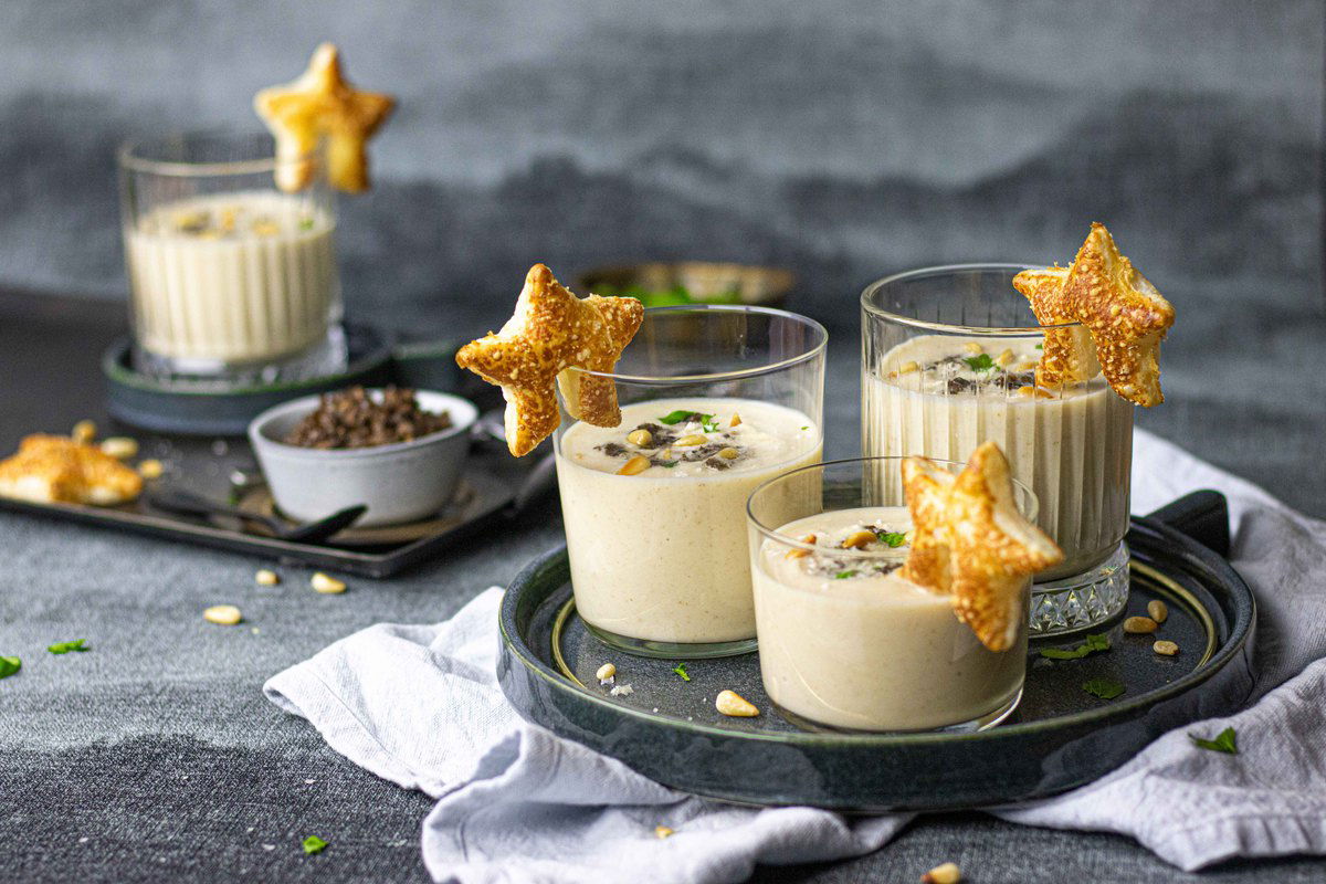 Geroosterde Knolselderijsoep Met Truffel Tapenade En Parmezaanse Kaaskrokantjes