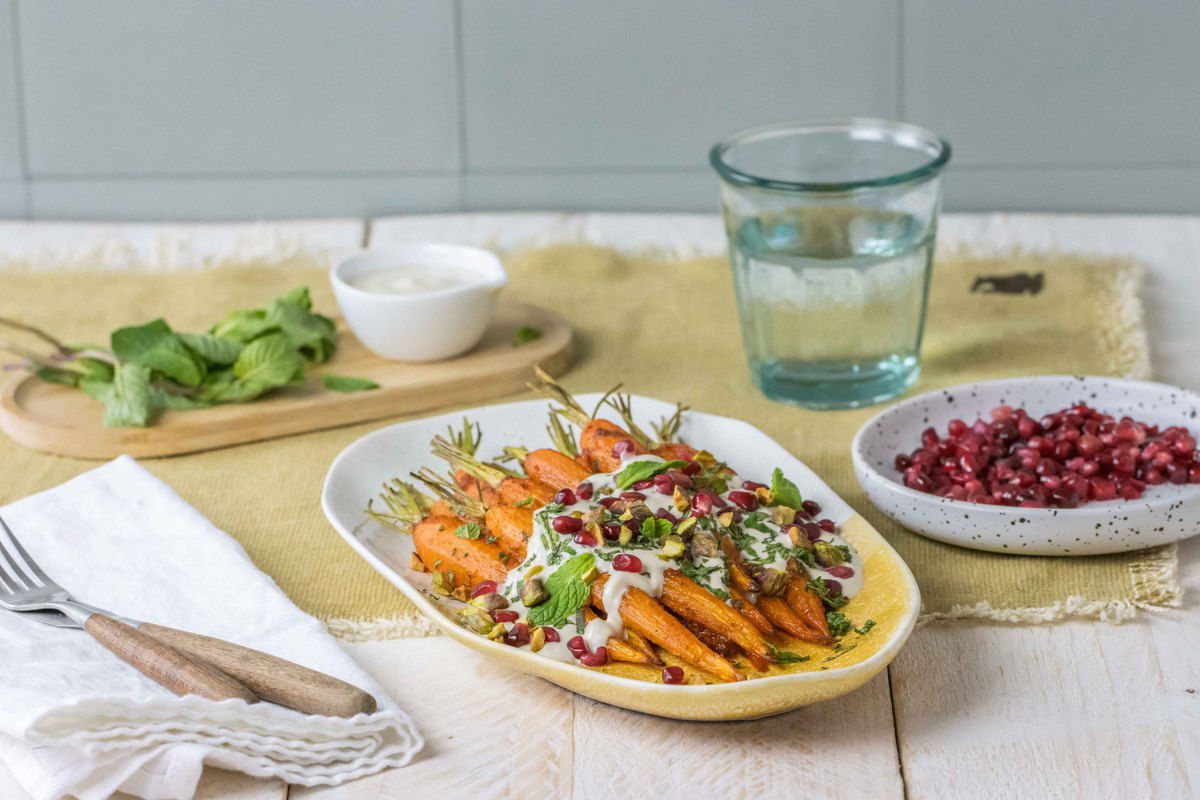 Geroosterde Wortels Met Harissa En Tahin Yoghurtsaus