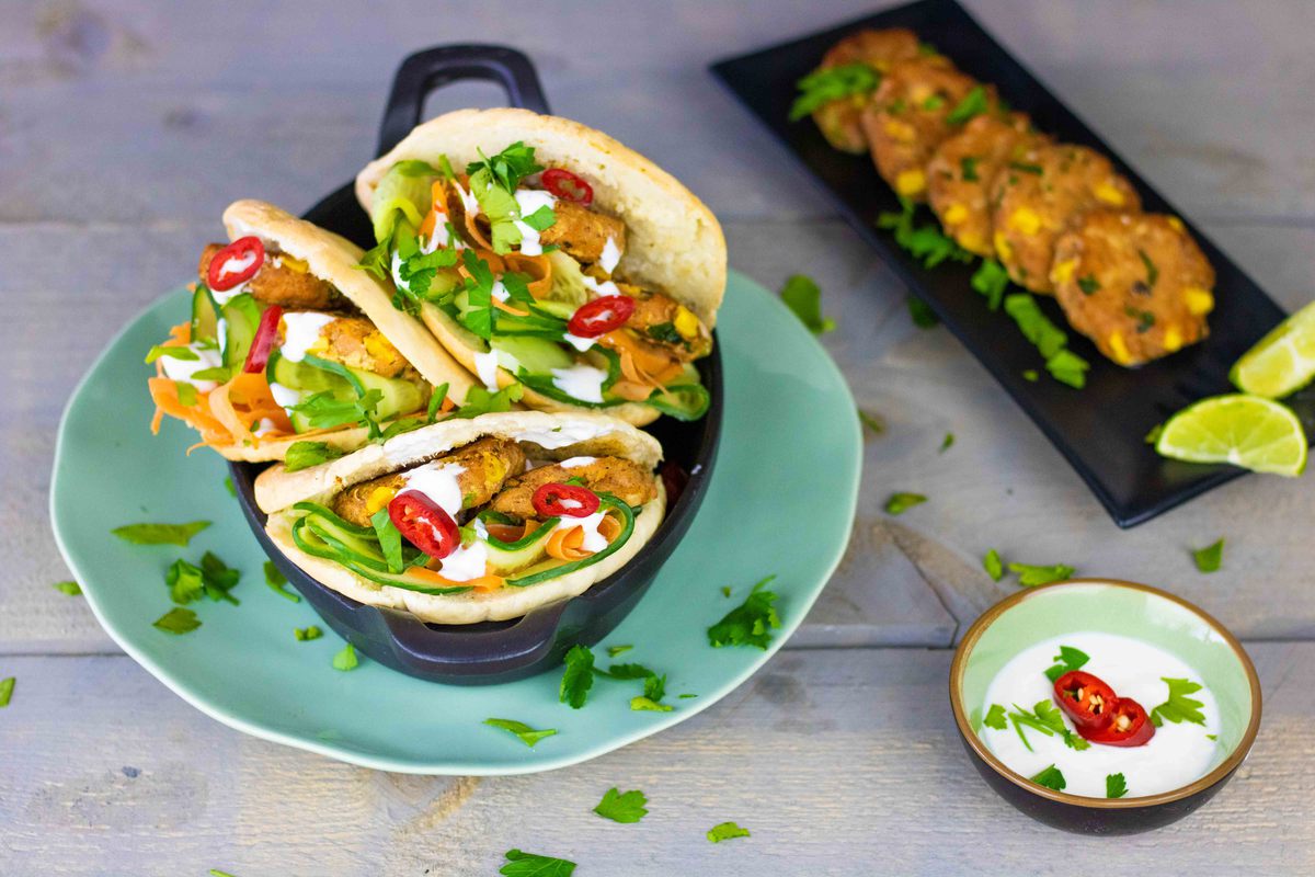 Gevulde Pitas Met Witvis Garnalen En Knoflook Yoghurtsaus