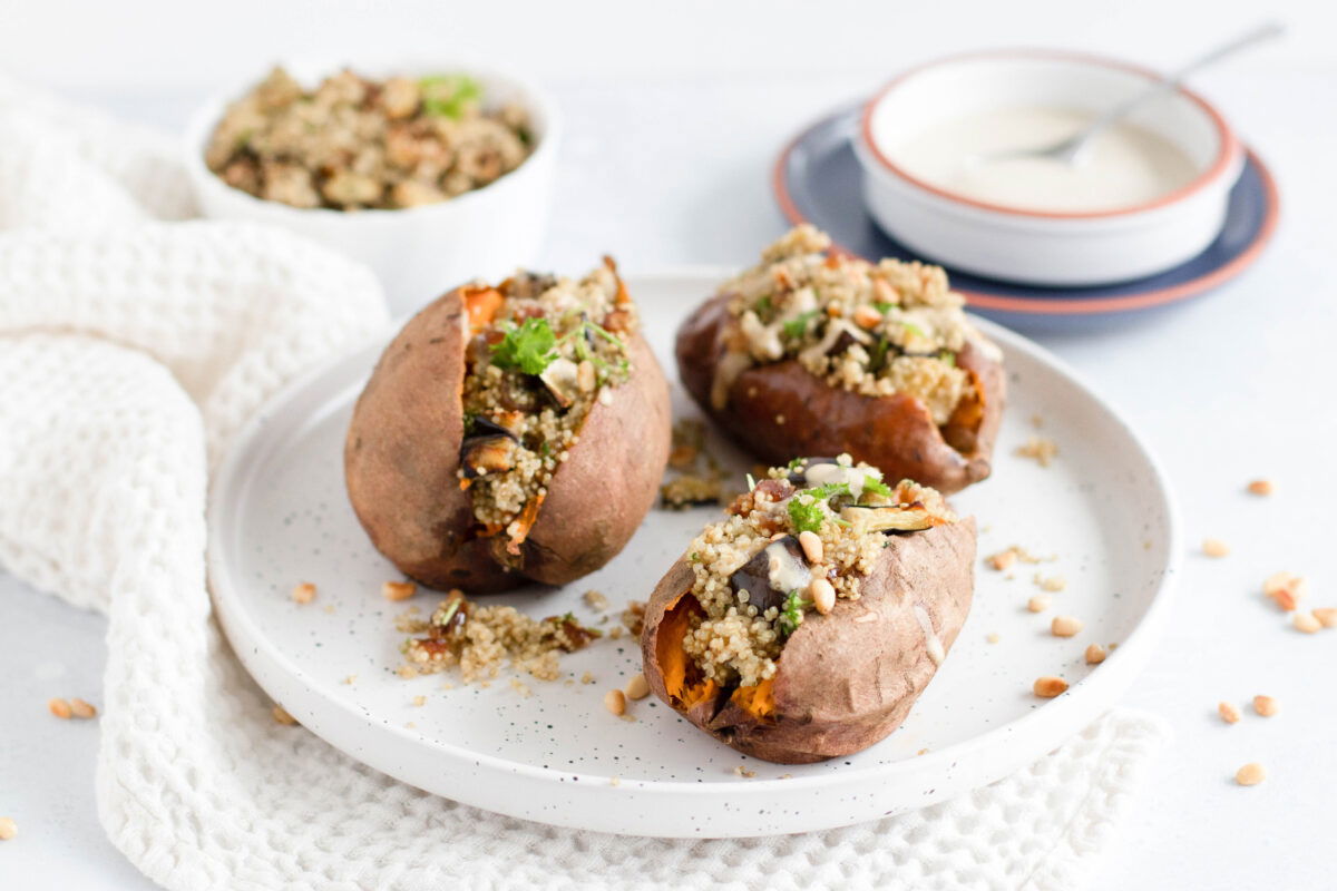 Gevulde Zoete Aardappel Met Quinoa En Tahinidressing