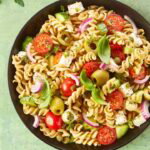 Griekse pastasalade met zelfgemaakte dressing