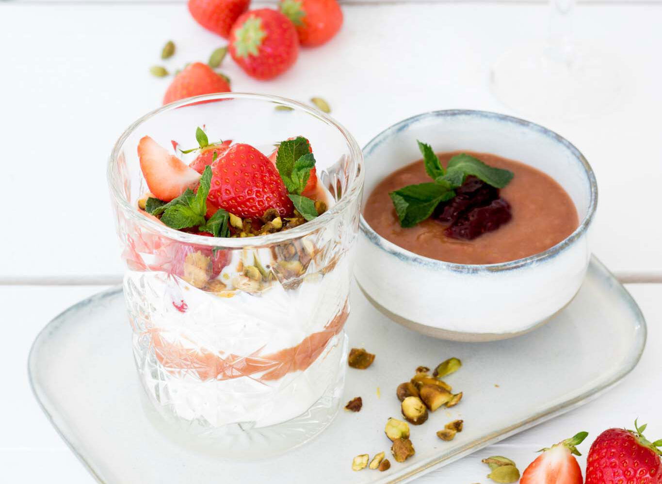 Griekse Yoghurt Met Rabarber Aardbeiencompote