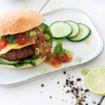Hamburger Aziatische stijl met abrikozenchutney
