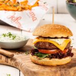 Hamburger met Twents kruidentuintjesalade