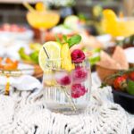 Hard seltzer perzik-citroen met fruitijsblokjes
