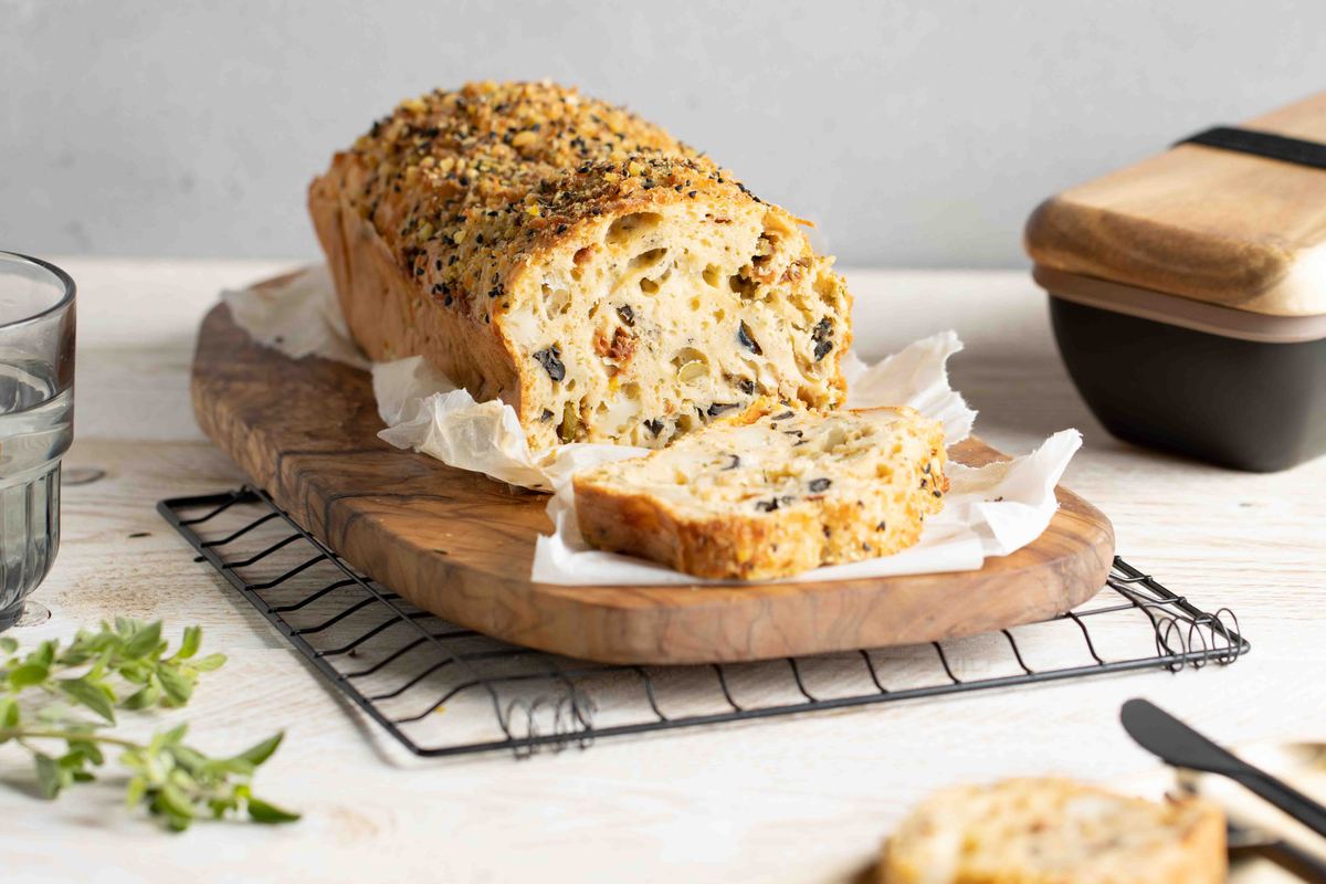 Hartige Cake Met Halloumi En Olijven