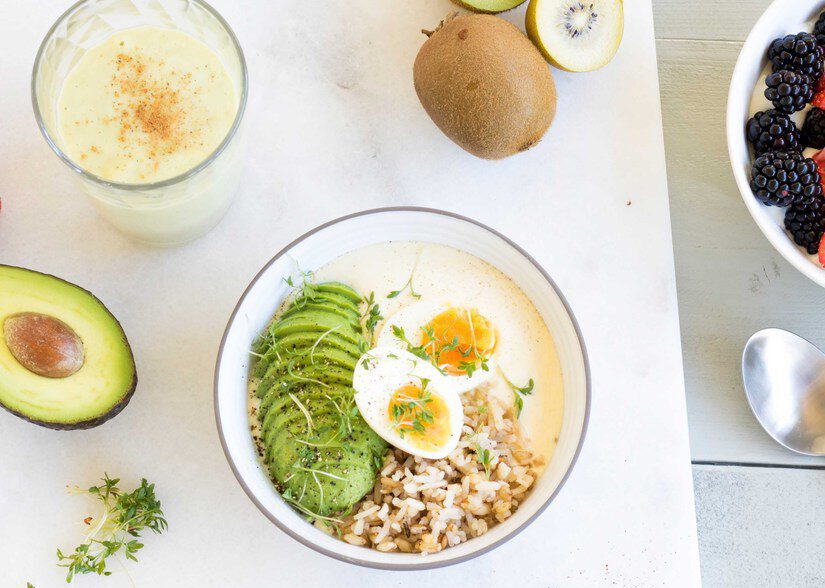 Hartige Ontbijtbowl Met Amandel Avocadosmoothie