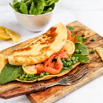 Hartige pannenkoek met zalm, spinazie en tuinerwten