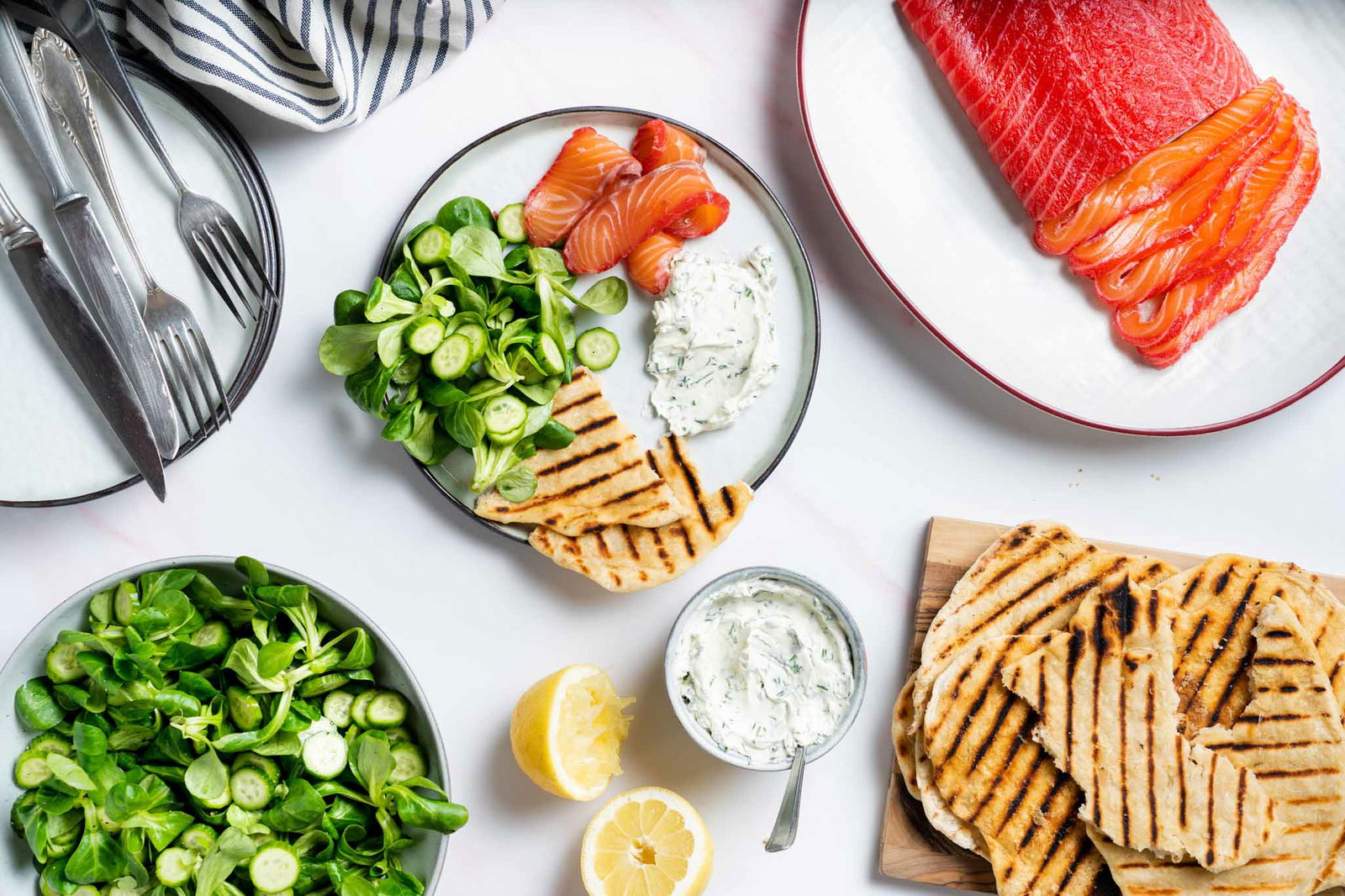 Ingelegde Zalm Met Flatbread Kruidenkaas En Frisse Salade