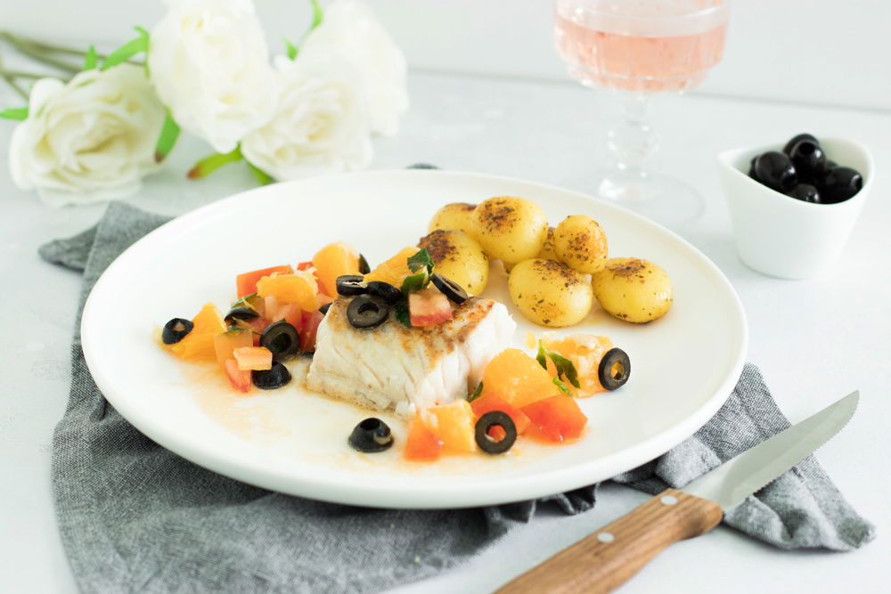 Kabeljauw Met Salsa Van Sinaasappel Tomaat En Olijven