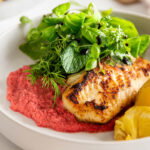 Kabeljauwhaas met bietenhummus en kruidensalade
