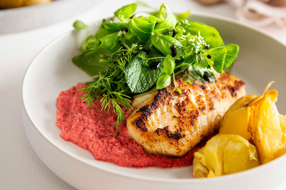 Kabeljauwhaas Met Bietenhummus En Kruidensalade