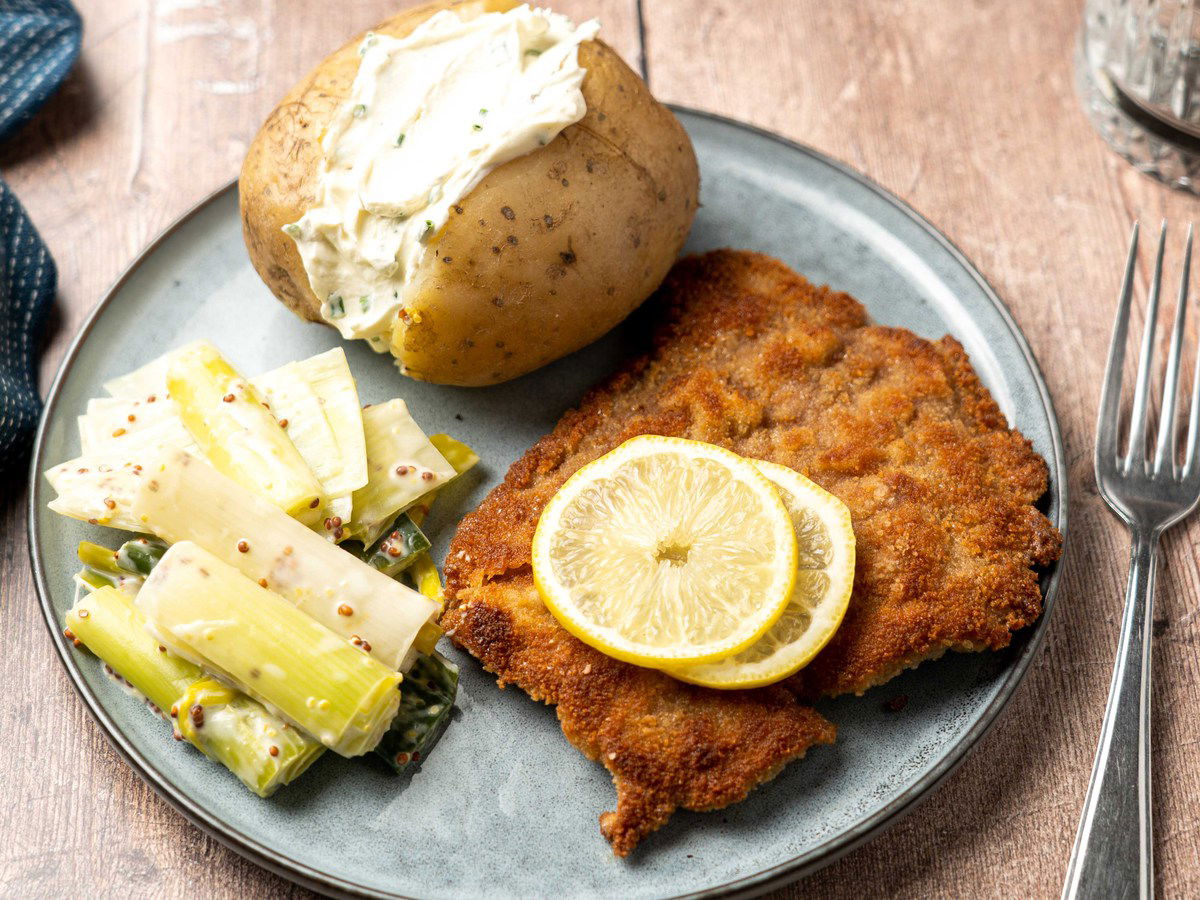 Kalfsschnitzel Met Gepofte Aardappel En Prei