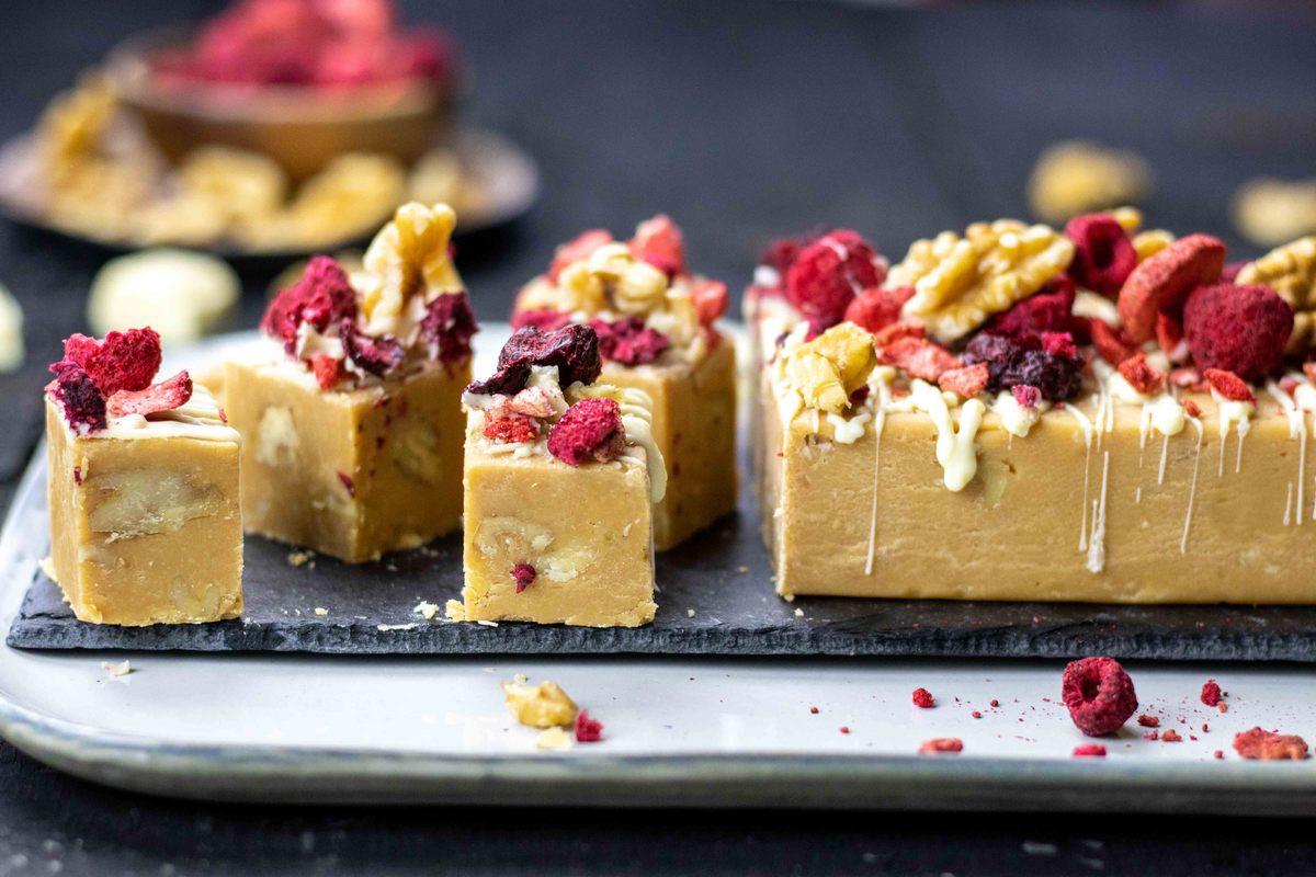 Karamelfudge Met Walnoten En Gevriesdroogd Rood Fruit