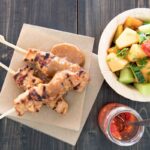 Kipsaté met roedjak-fruitsalade