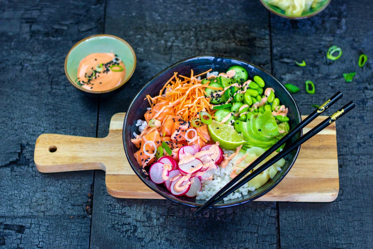 Kleurrijke Poke Bowl Met Zalm Sriracha Mayonaise