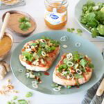 Knapperige toast met pindakaas en abrikozenjam