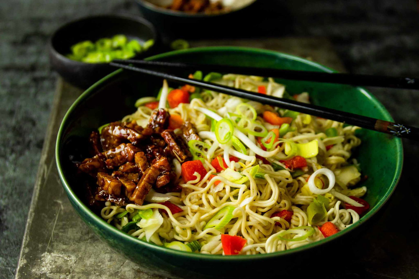 Knoflooknoedels Met Pittige Tempeh