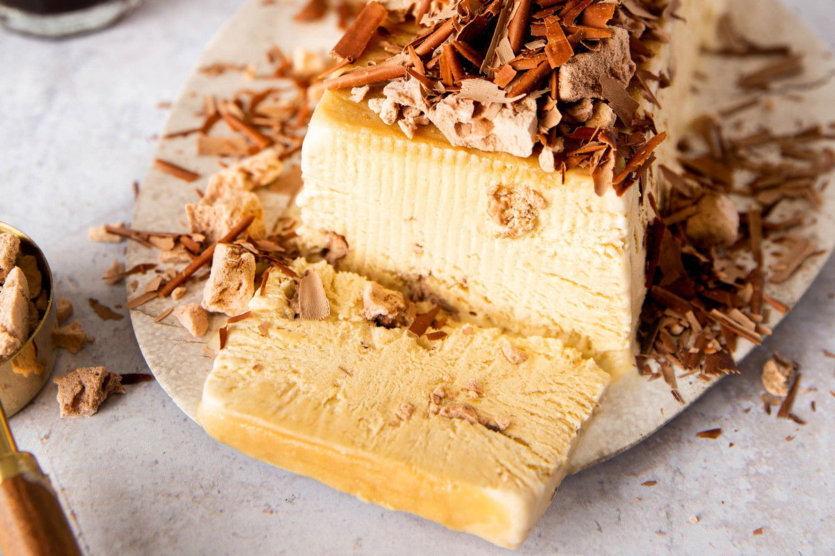 Koffie Semifreddo Met Meringue En Chocolade Schaafsel