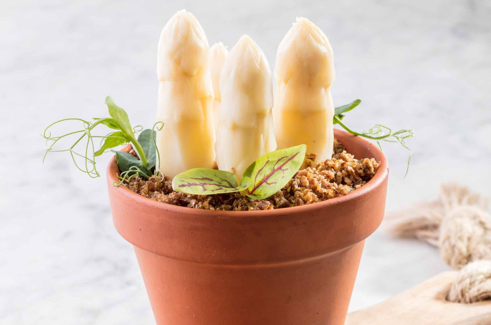 Kruidentuintje Met Witte Asperge En Creme Fraiche