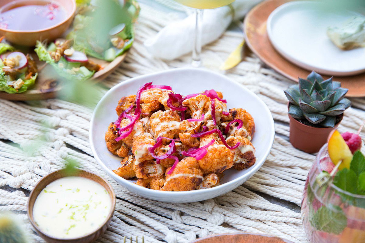 Kruidige Bloemkoolroosjes Met Cheddarsaus En Ingelegde Ui