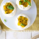 Mini pavlova met frisse mango-passievrucht coulis
