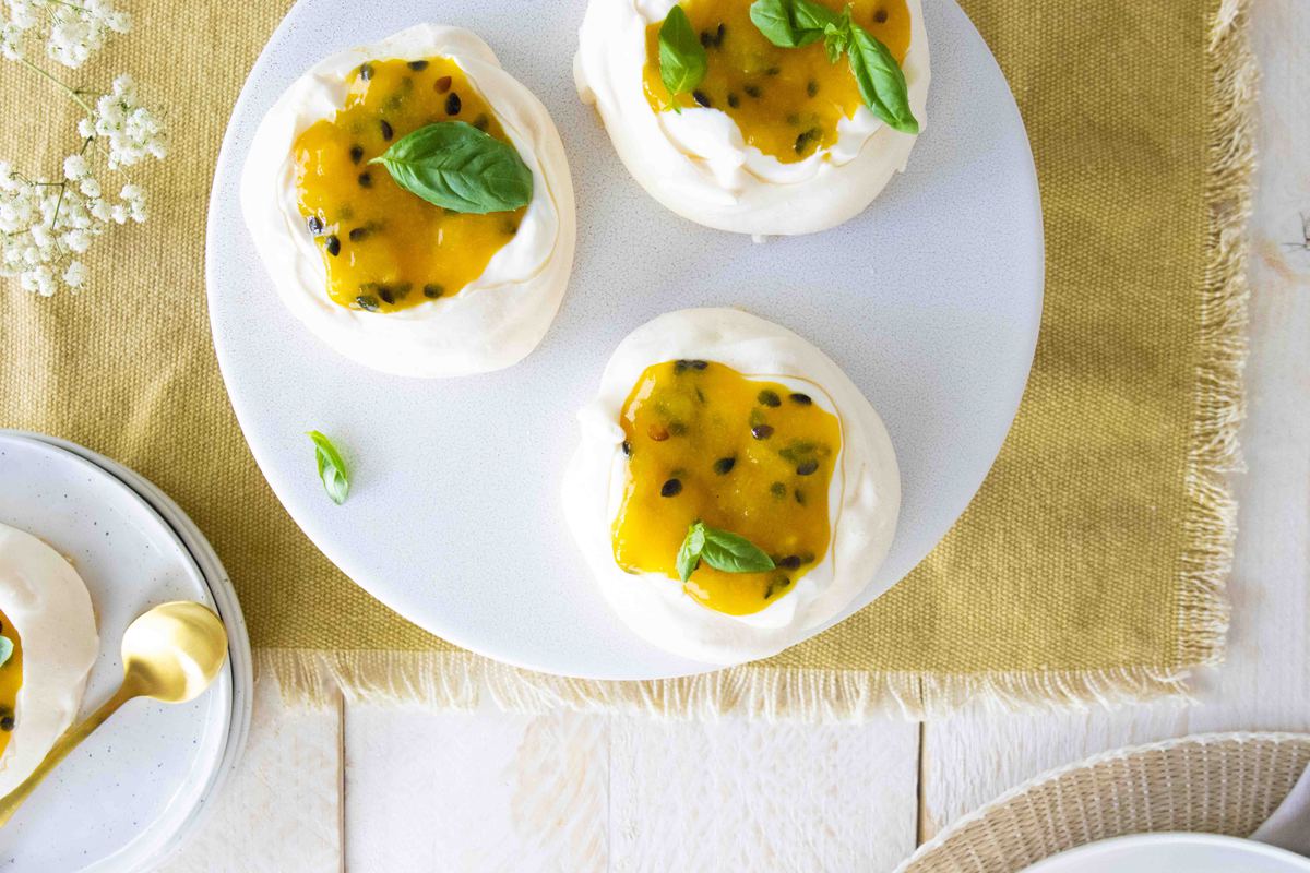 Mini Pavlova Met Frisse Mango Passievrucht Coulis