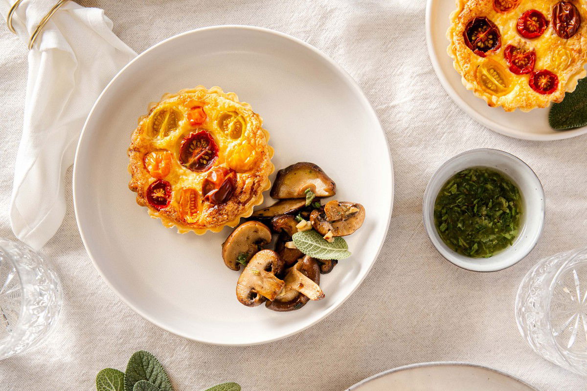 Mini Tomatenquiche Met Knoflookchampignons En Vinaigrette