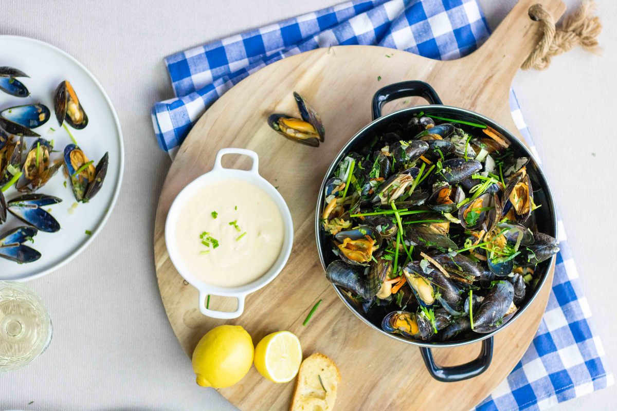 Mosselen In Witte Wijnsaus Met Knoflookbrood