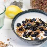 Cruesli yoghurt bowl met bosbessenjam